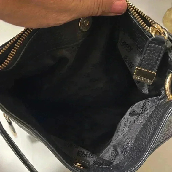 Michael Kors Black Leather Shoulder bag with Gold Hardware Zipper - Picture 10 of 16